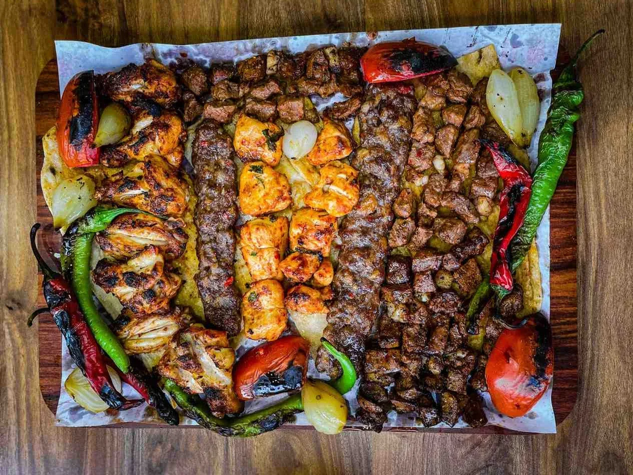 Halal colorful and delicious mixed grilled platter featuring beef, chicken, and vegetables. Perfect for food enthusiasts.